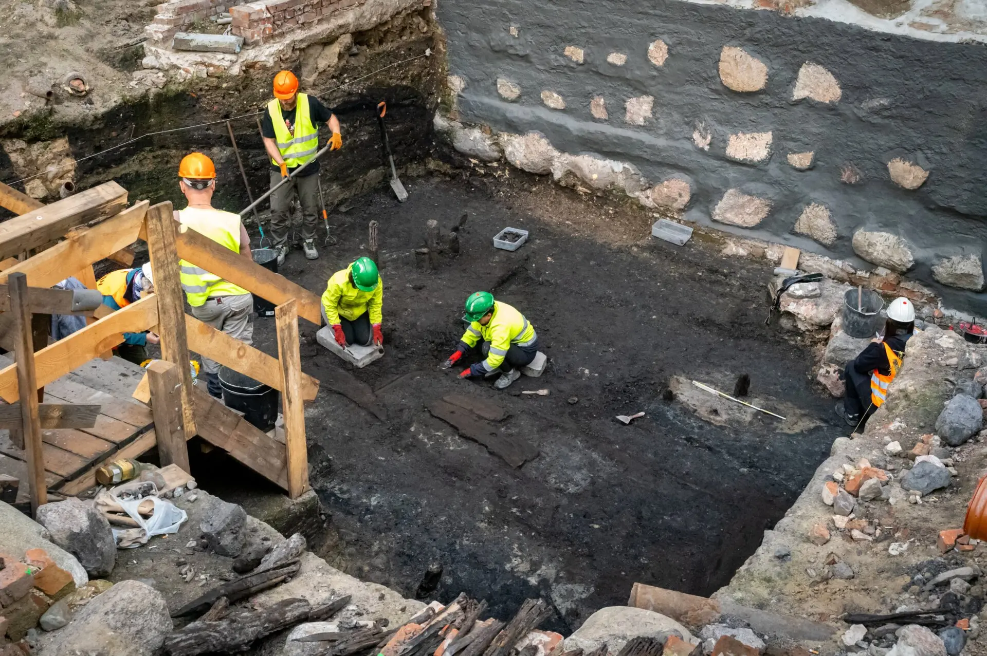 Zamek się zmienia. Postęp prac na dziedzińcach i archeologiczne odkrycia