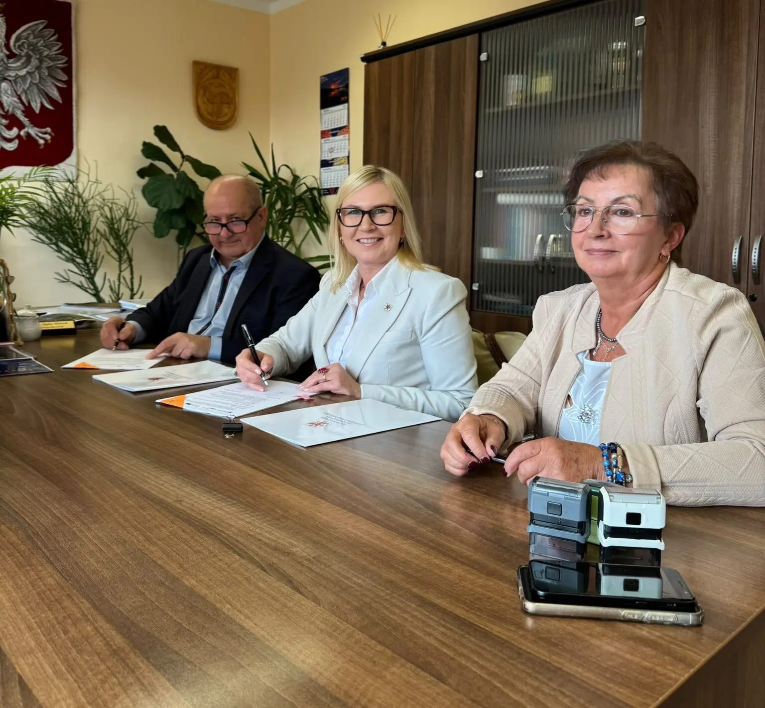 Wicemarszałkini województwa Anna Bańkowska (w środku) podpisała z władzami gminy Bierzwnik umowę na dofinansowanie inwestycji nad jeziorem Bierzwnik w Ostromęcku....
