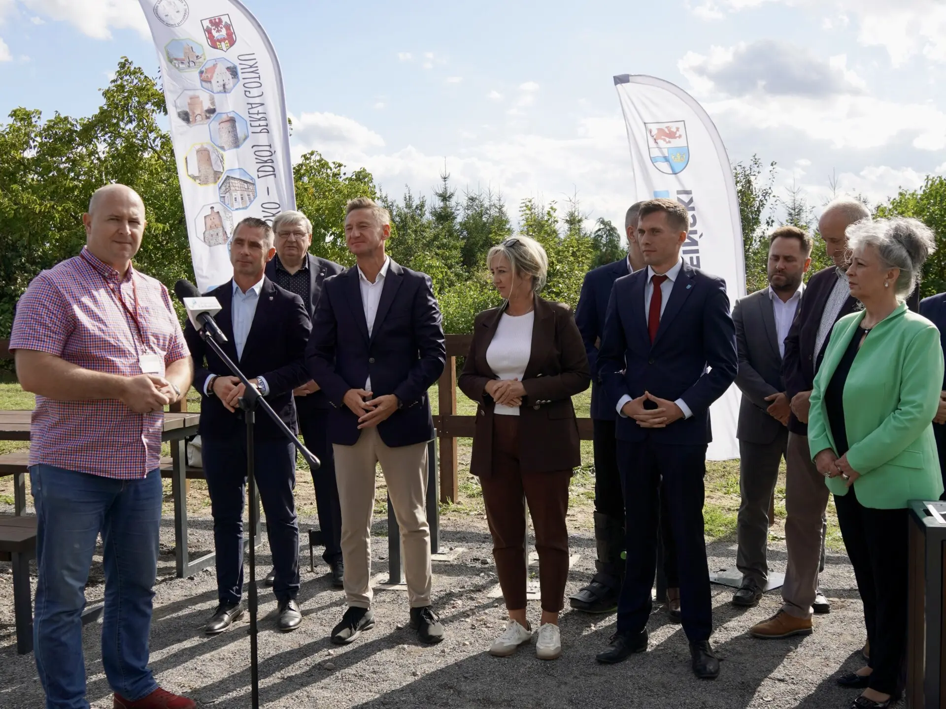 Marszałek województwa Olgierd Geblewicz (trzeci z lewej) wziął udział w konferencji prasowej poświęconej zmianom na drogach samochodowych i ścieżkach dla rowerów na terenie powiatu gryfińskiego....