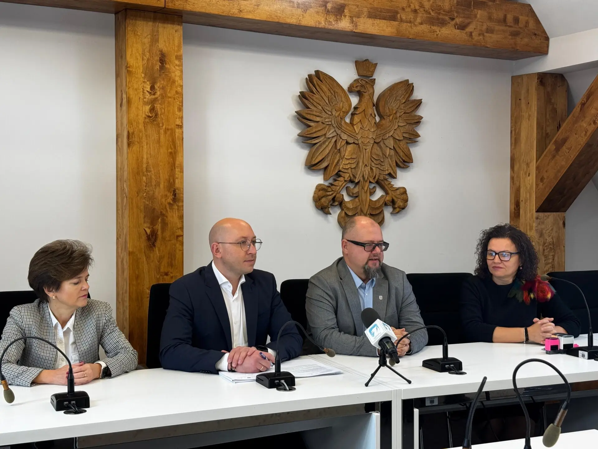 Wicemarszałek województwa Jakub Kowalik (drugi z lewej) przekazał burmistrzowi Białego Boru Pawłowi Mikołajewskiemu informację o przekazaniu unijnego wsparcia dla renowacji zabytkowej przestrzeni miejskiego rynku.