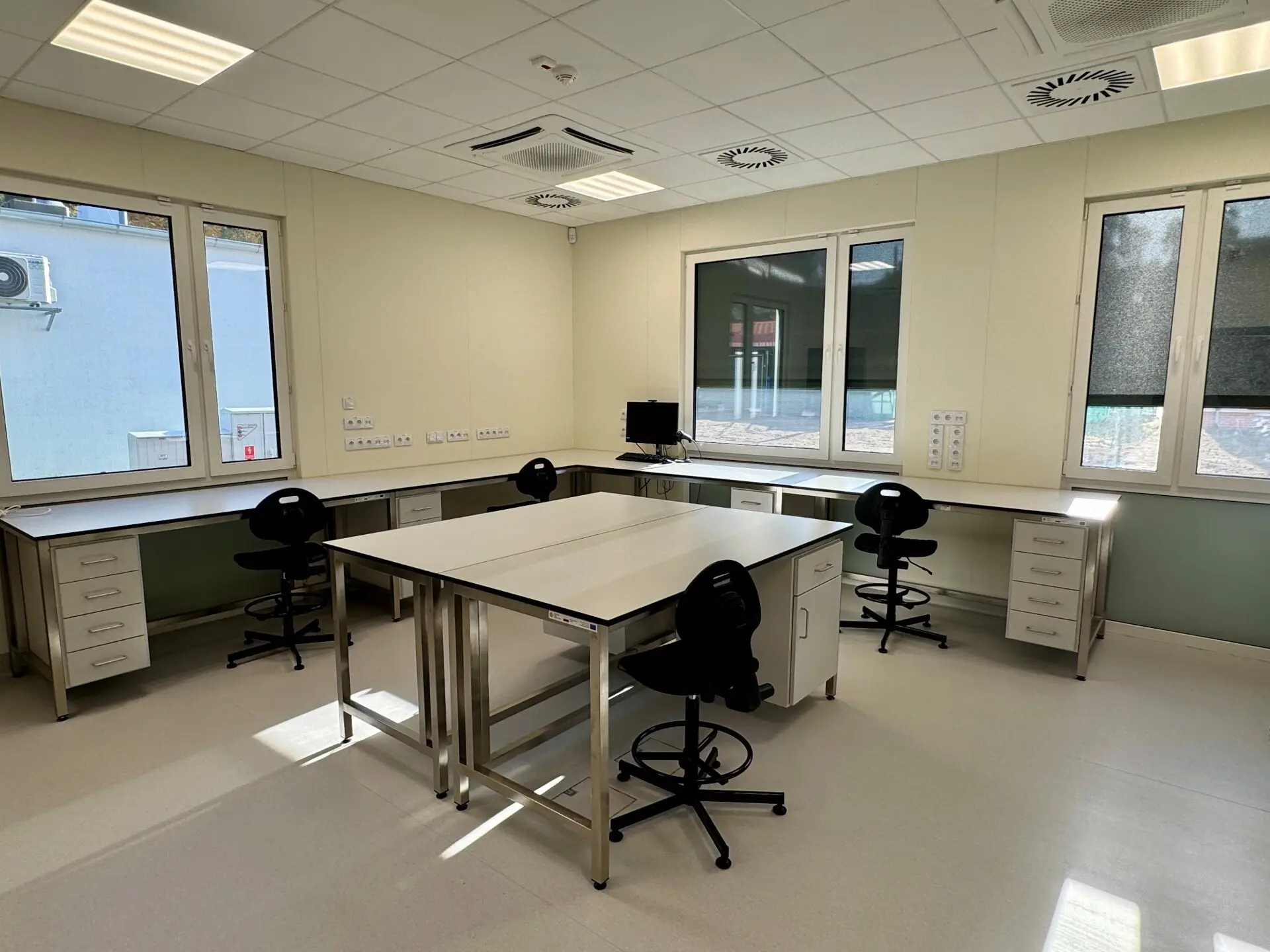 W dwupiętrowym budynku jest kilkanaście pracowni do badań histopatologicznych i genetycznych, nowoczesny sprzęt diagnostyczny i poczta pneumatyczna - fot. SPWSZ w Szczecinie.